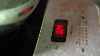 İndüksiyon düdüklü tencerenin kontrol paneli. Elektrikli ocağı kapat..