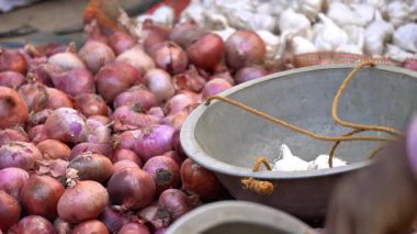 Hint pazarında kırmızı soğan ve sarımsak satışı.