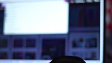 Adam online alışveriş sitesini karıştırıyor ve onun için ögeyi kontrol ediyor.