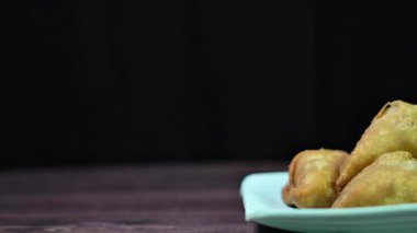 Tabakta servis edilen kızarmış sebzeli samosalar. Hint atıştırmalığı..