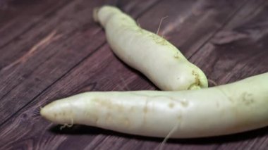 Tahta masada bir adam tarafından taze turplar..