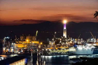 Cenova limanında gün batımında deniz feneri.