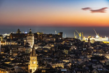 Gün batımında Cenova şehir merkezinin manzarası