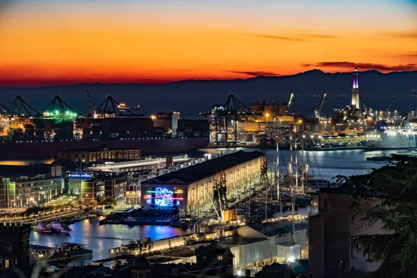 Cenova limanında gün batımında deniz feneri.