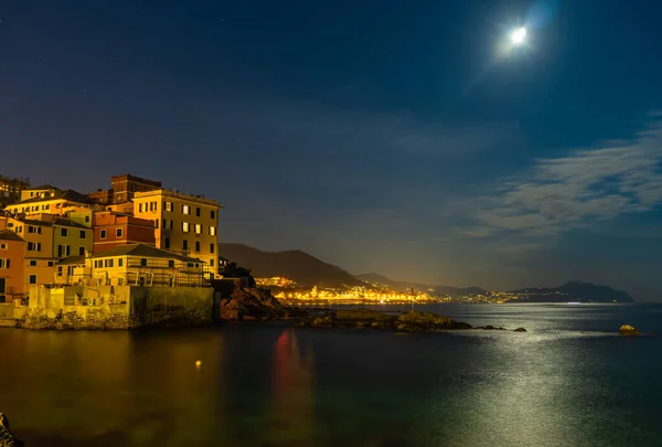 Vista a la luz de la luna del antiguo pueblo pesquero de Génova, mar de Liguria, Italia. —  Fotos de Stock