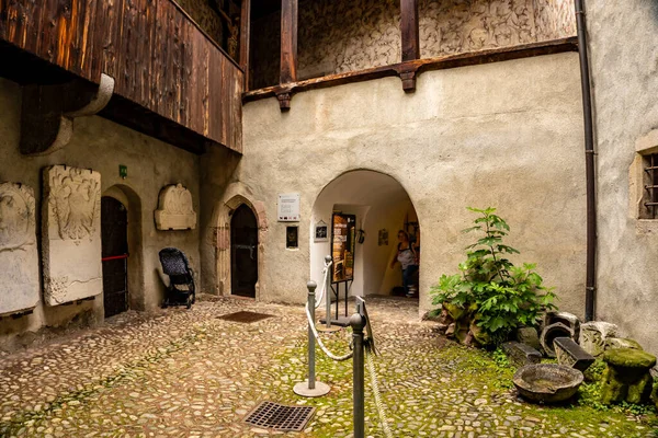 Merano 'nun tarihi merkezinde yer alan Merano kalesinin içi 1470 yılında inşa edilmiştir..