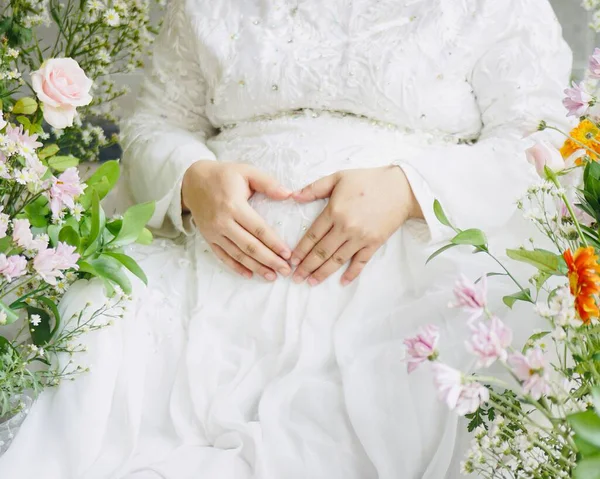 Gelinin elinde düğün buketi