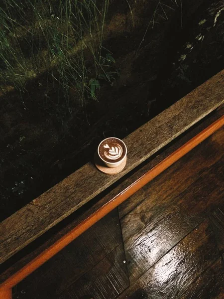 Tahta masada buzlu bir bardak kahve.