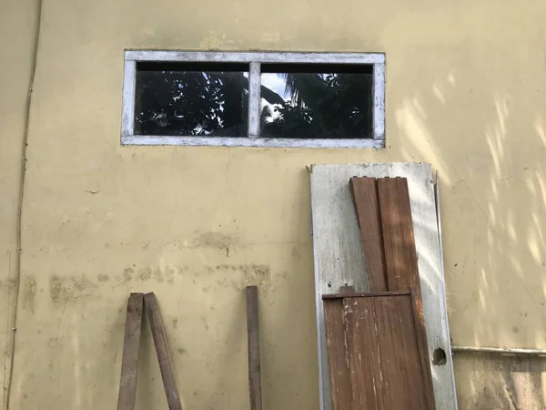 Beyaz duvarlı bir pencerenin yakın çekimi.