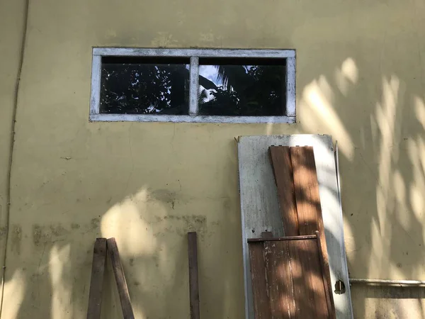 Penceresi ve beyaz duvarı olan bir pencere