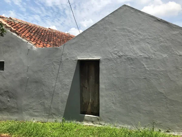 Beyaz tuğlalı bir evin dikey görüntüsü.