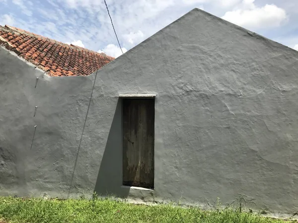 Şehirdeki eski tuğla ev.