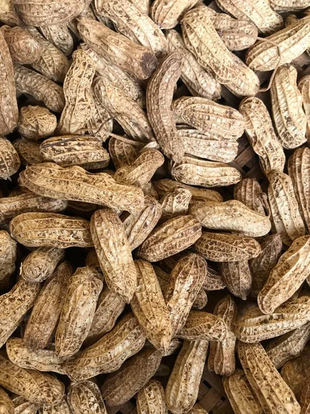 Ahşap arka planda yer fıstığı yığını, yiyecek.