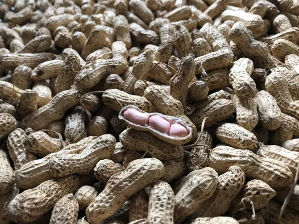 Fıstık ve fıstık pazarda satılır..