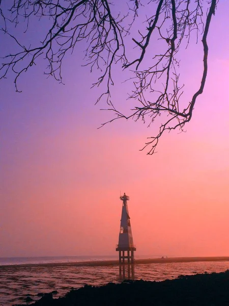 Denizin üzerinde güzel bir gün batımı