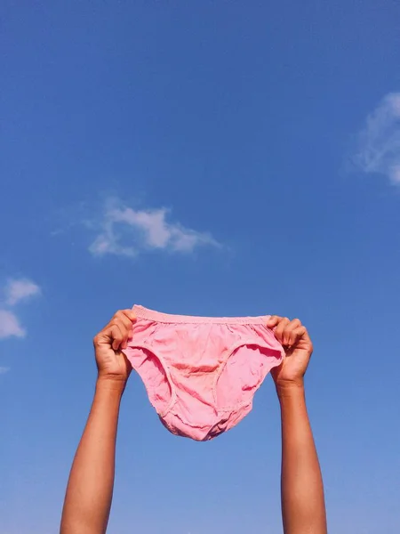 Gün boyunca iç çamaşırlarımı kurutuyordum.