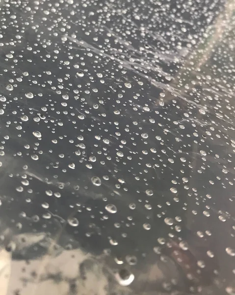 Pencereye su damlaları