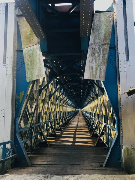 Nehirdeki köprü, köprü renklerle boyanmıştır..