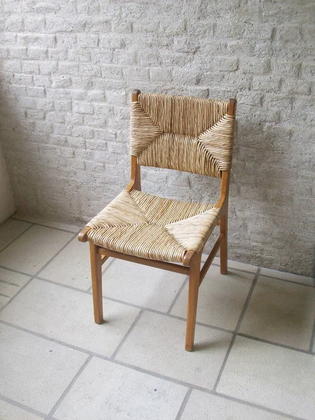 Tahta zeminde hasır koltuk