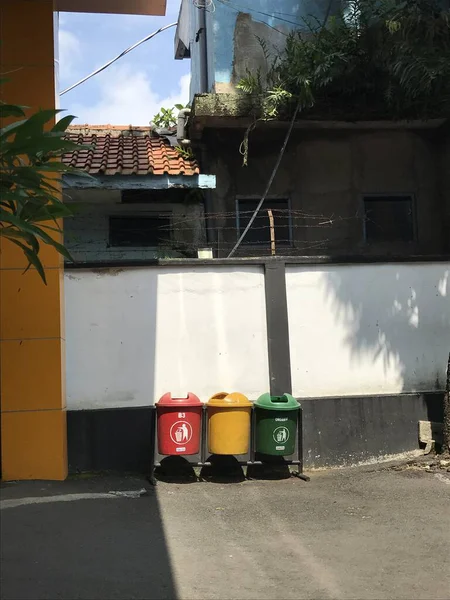 Şehirde terk edilmiş eski bir ev.