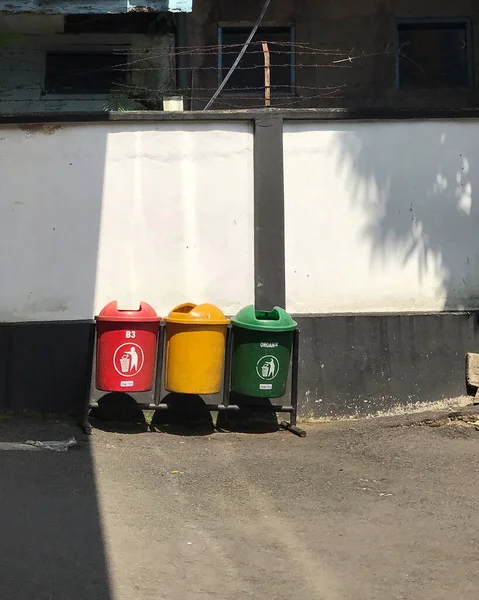 Şehir caddesinde çöp.