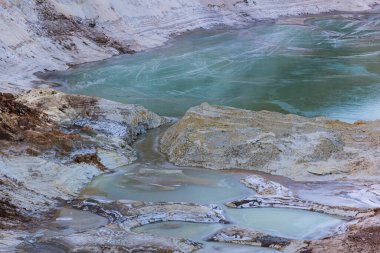 Yakın plan kum ve su dilimi, arka plan