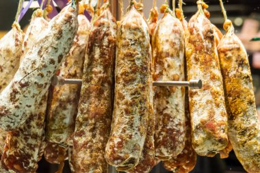 Salam tezgahta asılı. Salam geleneksel kurutma yöntemini kullanarak hazırlandı.