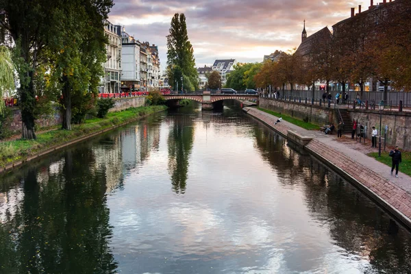 Strasbourg şehrinin içinden bir nehir akar, üzerinde bir köprü vardır. Su sakin ve gökyüzü bulutlu 10 / 15 / 2025