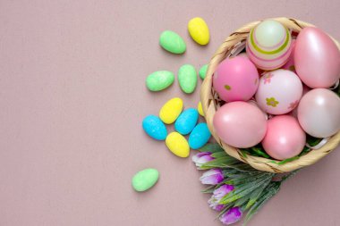 Renkli Paskalya Kutlaması. Parlak Pastel Çikolata ve Çiçeklerle Gösterimi. Canlı Pastel Temalı Paskalya Düzenlemesi Şekerli Zevkler ve Renkli Çiçek Aksanları