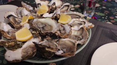 Paskalya Arkaplan Masasında İstiridye, Limon Soğutulmuş Deniz Kabuklarını Karıştırıyor, Konfeti desenli Tabak, Tabak ve Bardak Konuklara Hazırlandı, Neşeli Bahar Kutlaması