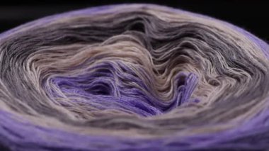 Tarafsız bir iplik yumağının pürüzsüz bir dönüş videosu. Yumuşak lifler ince dokular oluşturur..