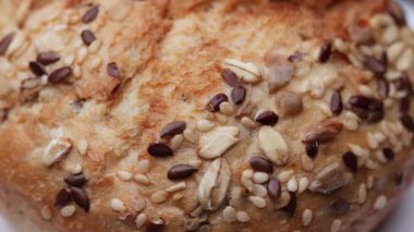 Tohumlu ekmek ekmeği makro detaylarda döner ve yemek temalı sahneler için uygun kusursuz bir döngü olarak gösterilir.