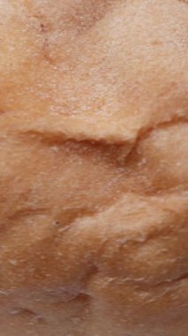 Ekmek ekmeği yakın makro görünümde döner ve temiz bir masa üstü sahnesinde kusursuz bir döngü olarak görüntülenir.