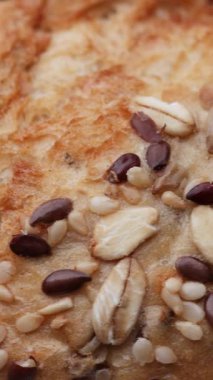 Tohumlu ekmek, makro detaylarda döner ve basit bir besin ortamında kusursuz bir döngü olarak sunulur..