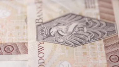 200 zloti banknot istiflenmiş yakın dönen makro çekim baskı yüzeyleri, oymalı portre alanları ve dikişsiz bir döngü içinde ince para birimi dokuları gösterilir.