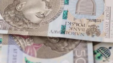 Beş yüz zloti banknotun makro dönüşümlü görüntüsü karmaşık yazdırılmış desenleri, portre detaylarını ve pürüzsüz bir döngü içinde sunulan kağıt yüzey yapısını gösterir.