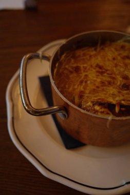 Güzel bir sunumda soğan çorbası. Yüksek kalite fotoğraf