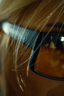 Güneş gözlüklü kız. Yüksek kalite fotoğraf