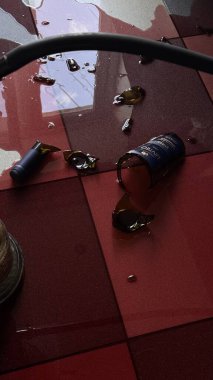 Yerde kırık bir şişe kırmızı şarap vardı. Yüksek kalite fotoğraf