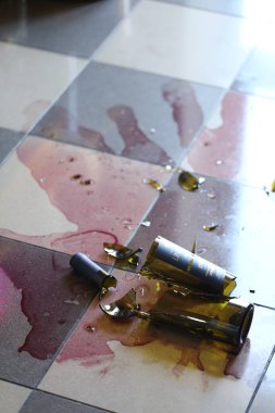 Yerde kırık bir şişe kırmızı şarap vardı. Yüksek kalite fotoğraf