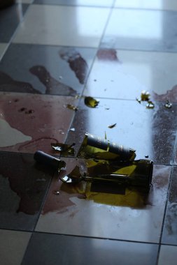 Yerde kırık bir şişe kırmızı şarap vardı. Yüksek kalite fotoğraf