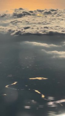 Günbatımında, Portekiz 'de bir bulut ve okyanus uçağından görüntü. Yüksek kaliteli FullHD görüntüler