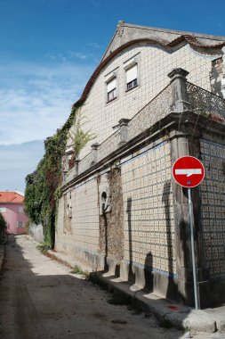 Portekiz 'in dar bir caddesi boyunca yer alan bu tarihi bina, karmaşık fayanslı cephesi ve bereketli yeşilliğiyle huzurlu bir ortamda mimari güzellik ve şehir cazibesini sergiliyor. Yüksek kalite fotoğraf