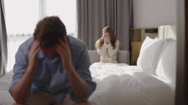 Kızgın bir adam ihaneti keşfettikten sonra kız arkadaşıyla yüzleşir, yatak odasında duygusal olarak tartışır, sadakatsizliğini, güven bozukluğunu, ilişki krizini, evdeki acı veren duygusal çöküntüyü ifade eder.