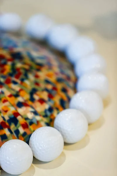 Belirli bir yay şeklinde dizilmiş beyaz golf toplarını kapatın, odaklanmayı, doğruluğu, profesyonel golf performansını, hassasiyeti vurgulayan beyaz golf toplarını, golf oyununun kontrolünü sembolize edin.