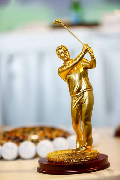 Güçlü bir vuruşla erkek golfçüyü gösteren golf kupası, zafer, golf sportmenliği, golf yarışmasında mükemmellik veya turnuva ve golf zafer ödülü temalarını gözler önüne seriyor.