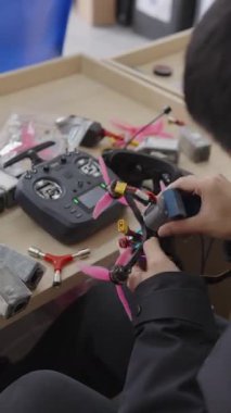 Küçük Çin fabrikasında FPV dronları monte eden işçiler, insansız hava teknolojisinin seri üretimini, üretim kavramını, elektronik montajını, küresel insansız hava aracı endüstrisindeki Çin rolünü gözler önüne seriyor.