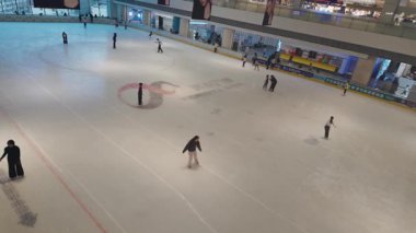 Pekin 7 Şubat 2026 Kış etkinliklerinden keyif alan çeşitli insanlar modern alışveriş merkezlerindeki kapalı alanlarda zarif bir şekilde paten kayıyorlar.