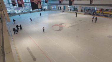 7 Şubat 2026 'da Pekin' de her yaştan insanın modern alışveriş merkezindeki büyük bir buz pateni pistinde kaymaktan zevk aldığı yüksek açılı bir manzara görüldü. Müşteriler süzülüyor, öğreniyor, kış boyunca eğleniyorlar.