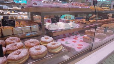 Qingdao 5 Ocak 2026 Taze hamur işleri, çörekler, kruvasanlar, Paris Baguette fırınındaki raflarda güzelce yerleştirilmiş ekmek, Çin 'de lezzetli ve lezzetli fırınlanmış ürünler sergileniyor.